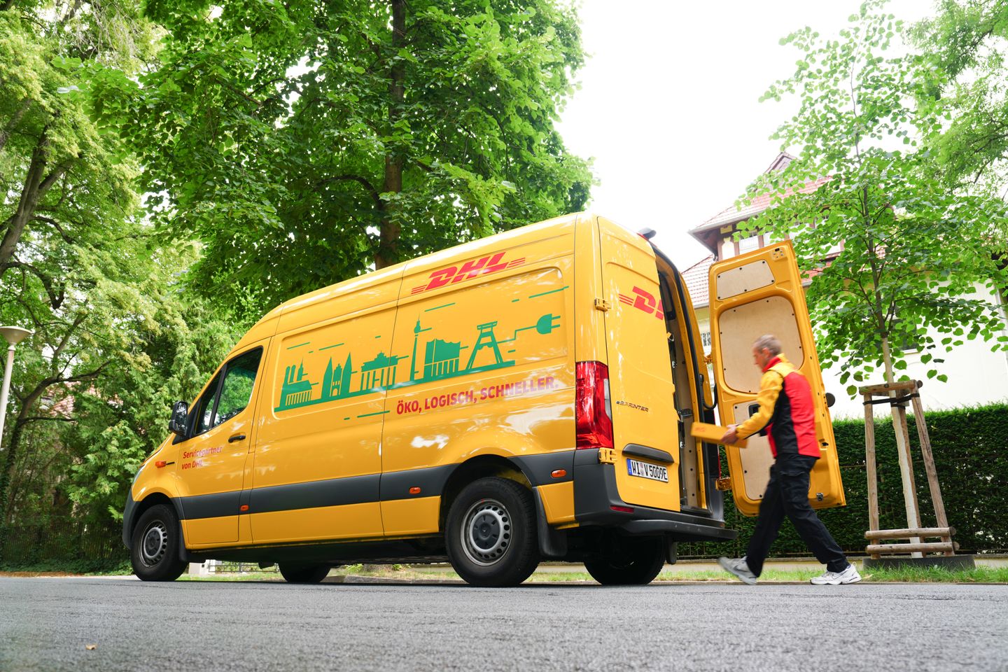 How the DHL Express integration works